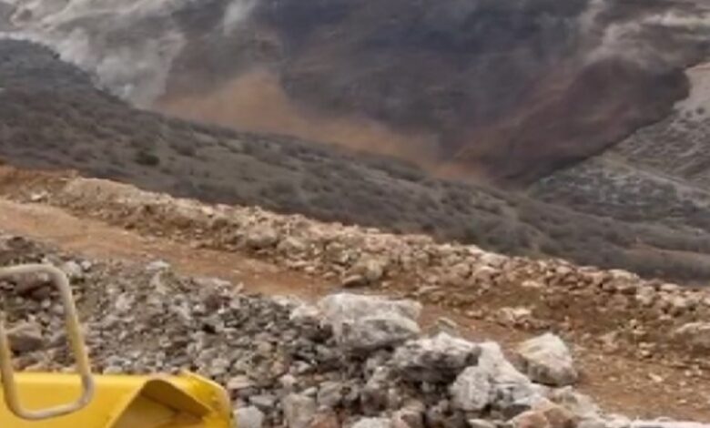 Erzincan’ın İliç ilçesinde bir maden sahasında yağıştan dolayı toprak kayması meydana geldi. Toprak altında işçiler kaldığı belirtildi.