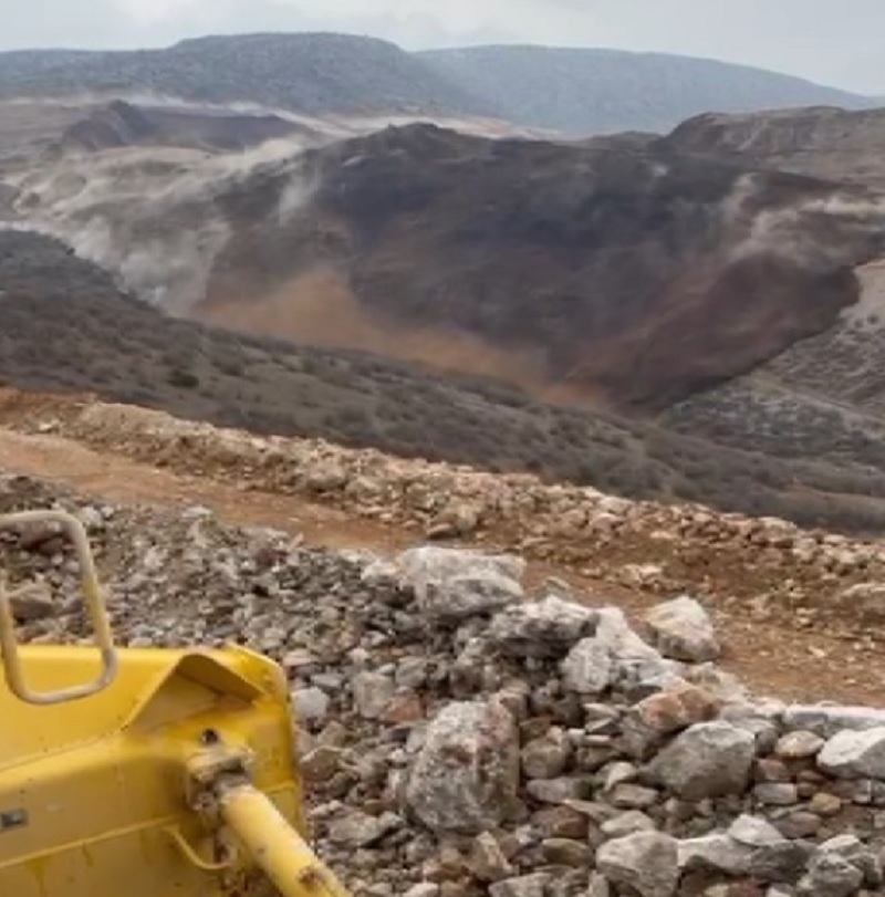 Erzincan'da facia! Maden sahasında toprak kayması 1 Erzincan’ın İliç ilçesinde bir maden sahasında yağıştan dolayı toprak kayması meydana geldi. Toprak altında işçiler kaldığı belirtildi.