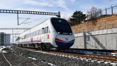 Hızlı tren hattı Karadeniz’e ulaşacak: Ankara-Samsun arası 2 saat 45 dakika olacak 8 Ulaştırma ve Altyapı Bakanı Abdulkadir Uraloğlu, hızlı tren hattının Karadeniz’e ulaşacağını belirtti.