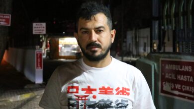 İzmir’de bir taksici tartıştığı kişi tarafından sırtından makasla yaralandı. Hastaneye kaldırılan taksicinin taburcu edildi.