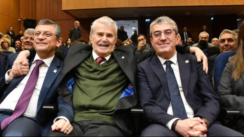 Osman Özgüven CHP’den istifa etti 1 Parti içerisinde 'Efsane Başkan' olarak bilinen Osman Özgüven CHP’den istifa etti.