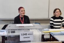 Beşiktaş Lütfi Banat Ortaokulu'nda oy kullanmak için gidenler bir hayli şaşırdı. Sanatçı Candan Erçetin, yerel seçimlerde Sandık Kurulu Üyesi oldu.