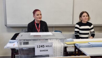 Candan Erçetin Sandık Kurulu Üyesi oldu 12 Beşiktaş Lütfi Banat Ortaokulu'nda oy kullanmak için gidenler bir hayli şaşırdı. Sanatçı Candan Erçetin, yerel seçimlerde Sandık Kurulu Üyesi oldu.