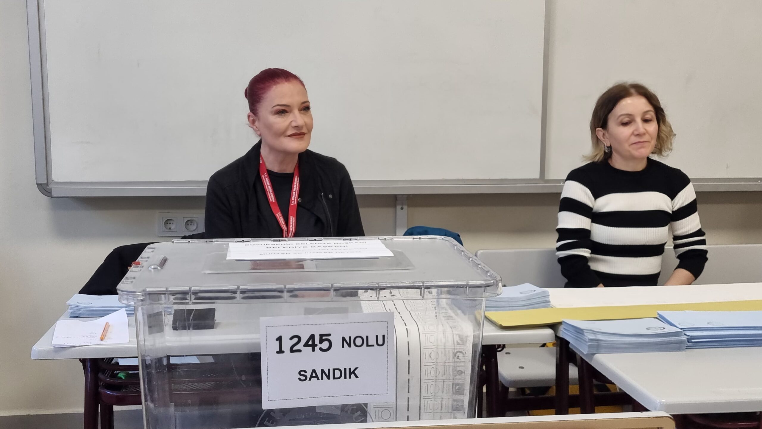 Candan Erçetin Sandık Kurulu Üyesi oldu 1 Beşiktaş Lütfi Banat Ortaokulu'nda oy kullanmak için gidenler bir hayli şaşırdı. Sanatçı Candan Erçetin, yerel seçimlerde Sandık Kurulu Üyesi oldu.