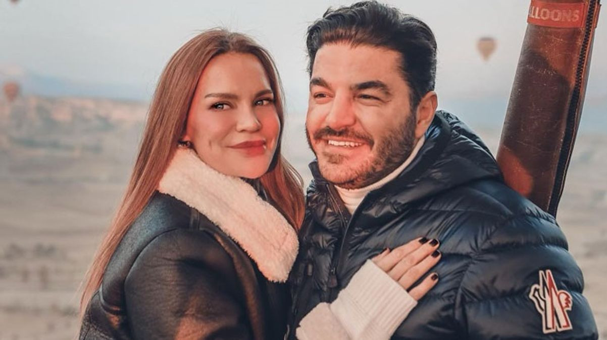 Ebru Şallı’nın eşi Uğur Akkuş’a hapis cezası 1 İş insanı Uğur Akkuş ve yeğeni Emre Akkuş, “nitelikli dolandırıcılık” suçundan hapis cezası aldı.