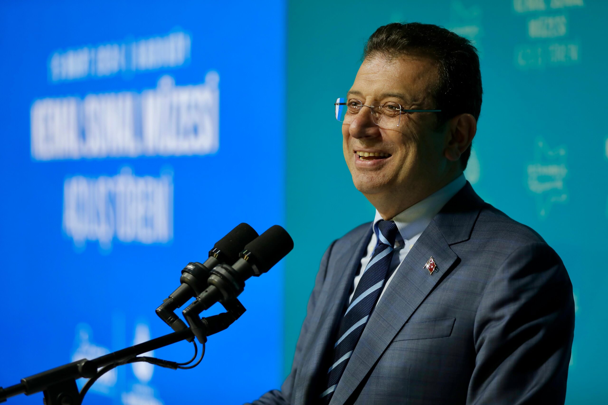 Ekrem İmamoğlu: Mutsuz bir ortam yaratmak istiyorlar 1 Ekrem İmamoğlu, Kadıköy'de Kemal Sunal Müzesi'nin açılış törenine katıldı. İmamoğlu, yaptığı açıklamalarla dikkatleri çekti.