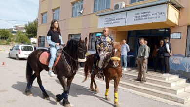 Türkiye genelinde 31 Mart 2024 Mahalli İdareler Genel Seçimi için oy verme işlemi başladı. İzmir’de oy vermeye bir grup atlarıyla birlikte gitti.