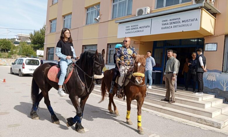 Türkiye genelinde 31 Mart 2024 Mahalli İdareler Genel Seçimi için oy verme işlemi başladı. İzmir’de oy vermeye bir grup atlarıyla birlikte gitti.