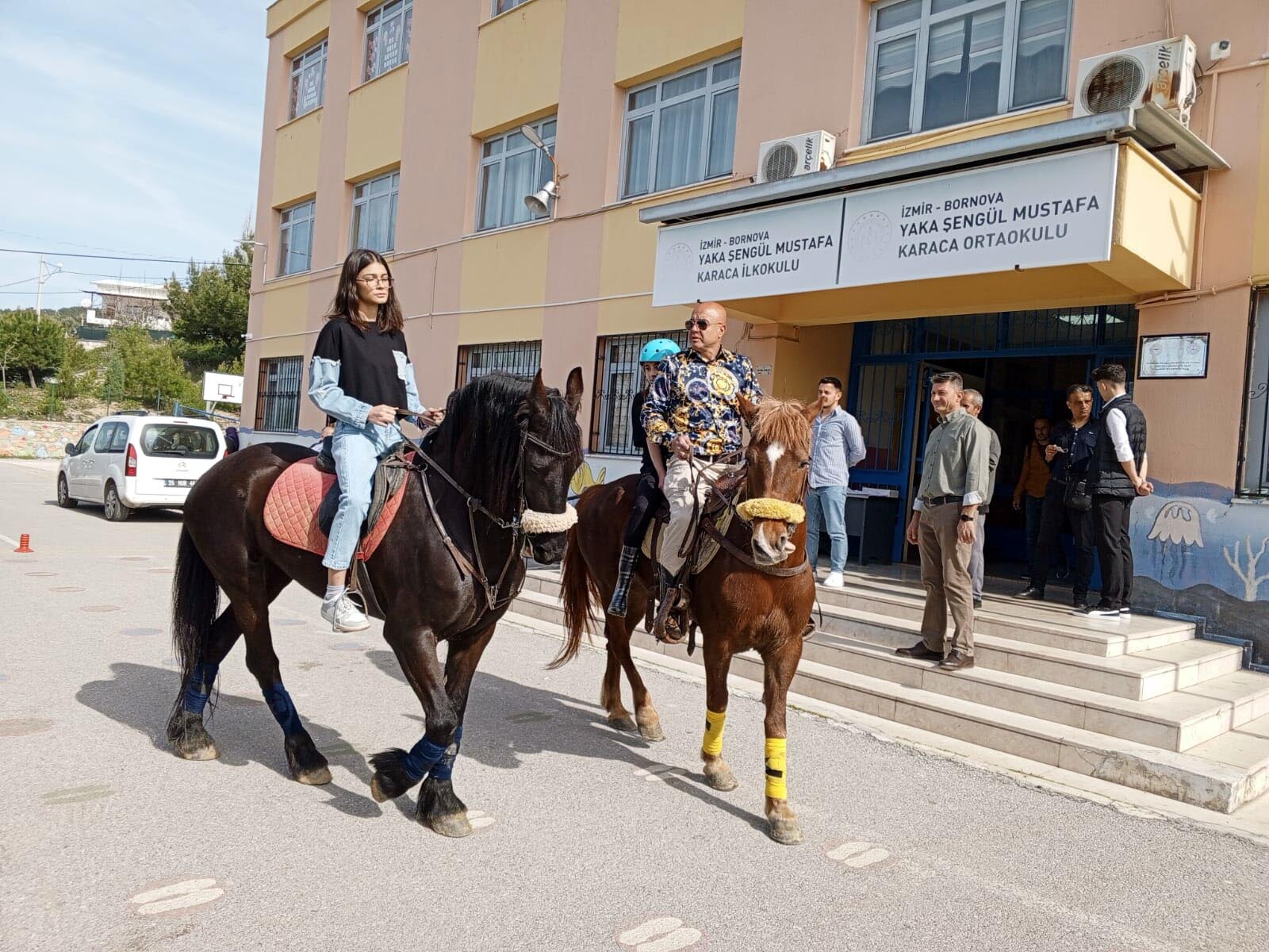 İzmir'de oy kullanmaya atlarla gittiler 1 Türkiye genelinde 31 Mart 2024 Mahalli İdareler Genel Seçimi için oy verme işlemi başladı. İzmir’de oy vermeye bir grup atlarıyla birlikte gitti.