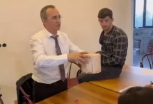 Bursa'nın İnegöl ilçesi Gazelli Mahallesi'nin 2 adayı eşit oy alınca, muhtar kura ile belirlendi.