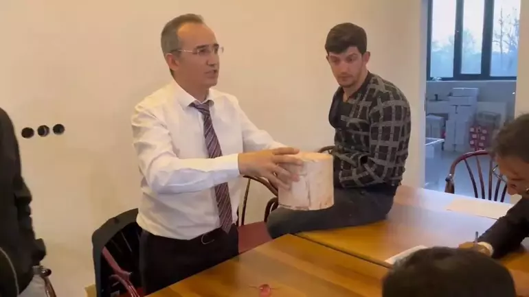 Oylar eşit çıktı muhtar kurayla belirlendi 1 Bursa'nın İnegöl ilçesi Gazelli Mahallesi'nin 2 adayı eşit oy alınca, muhtar kura ile belirlendi.