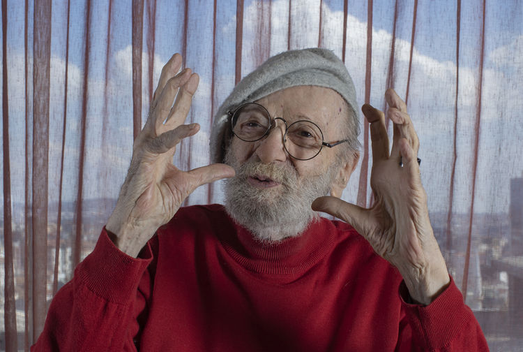 Türk sinemasının önemli isimlerinden olan Kayhan Yıldızoğlu, 90 yaşında vefat etti.