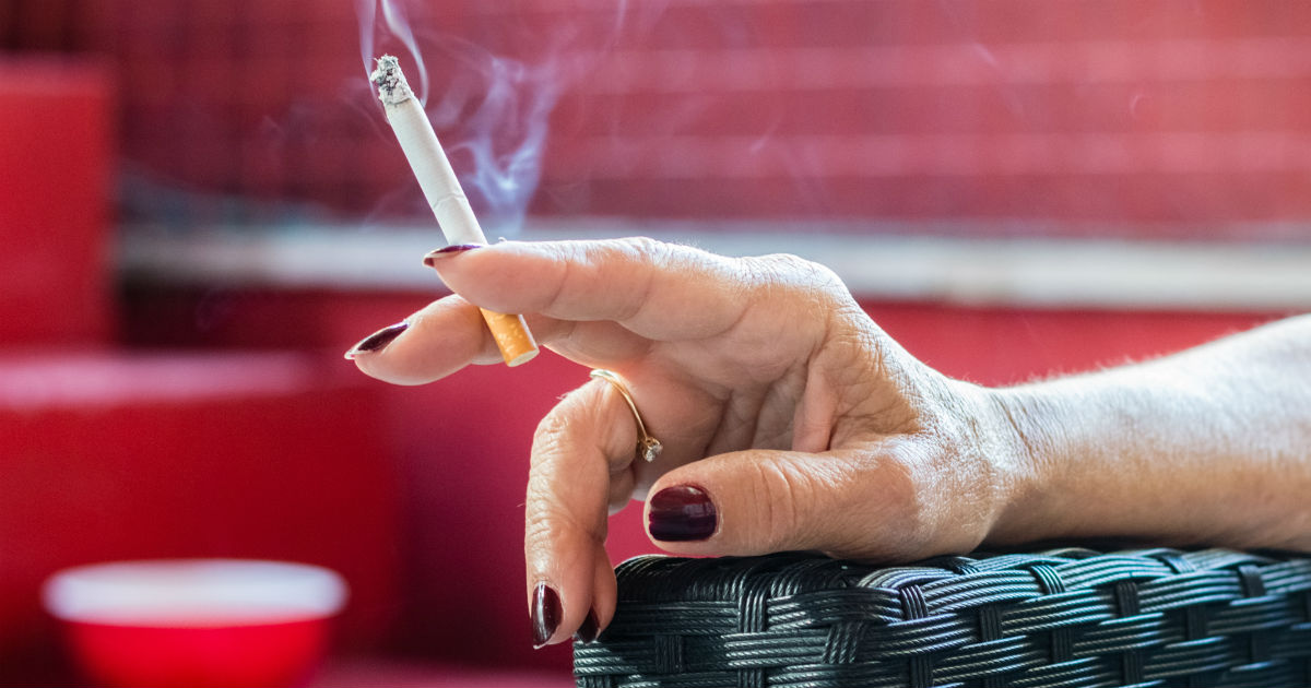 Sigara içenlerde bazı kanser türlerinin riski 15 kat artıyor 1 Yapılan pek çok bilimsel çalışma sigaranın kanser riskini kat kat arttırdığını ortaya koyuyor. Bazı kanser türlerinde ise risk oranı yüzde 15'i buluyor...