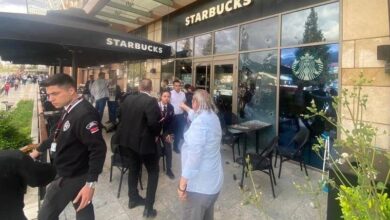 Kahramanmaraş'ta Starbucks saldırısı 2 Kahramanmaraş’ta Starbucks şubesine bir kişi tarafından önce pompalı av tüfeğiyle ateş açıldı.