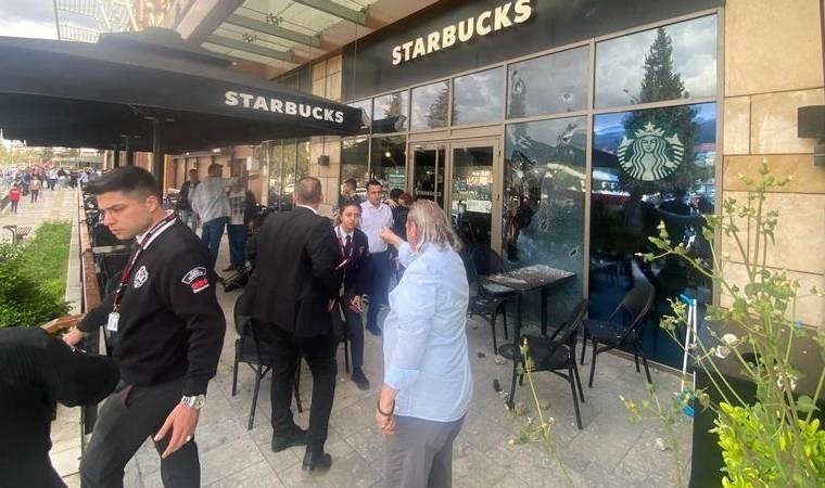 Kahramanmaraş’ta Starbucks şubesine bir kişi tarafından önce pompalı av tüfeğiyle ateş açıldı.
