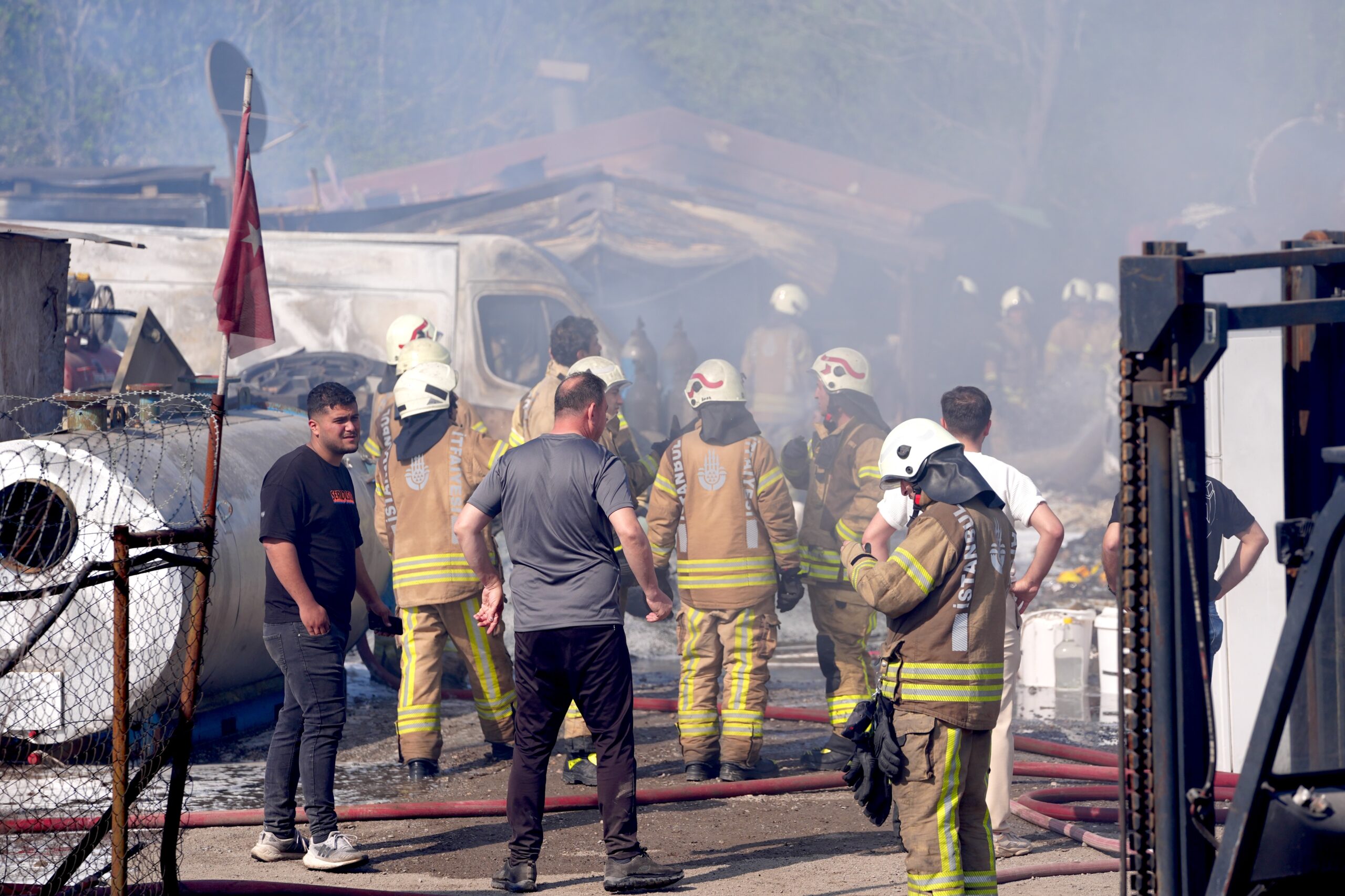İstanbul Pendik'te bulunan yediemin deposunda yangın çıktı. Ekiplerin çalışması sonucunda yangın söndürüldü.