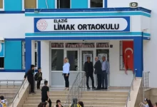 Elazığ'da kopya çekerken yakalanan 8.sınıf öğrencisi, öğretmenini bıçakladı. A.K.’nin sağlık durumunun iyi olduğu öğrenilirken, A.B. gözaltına alındı.