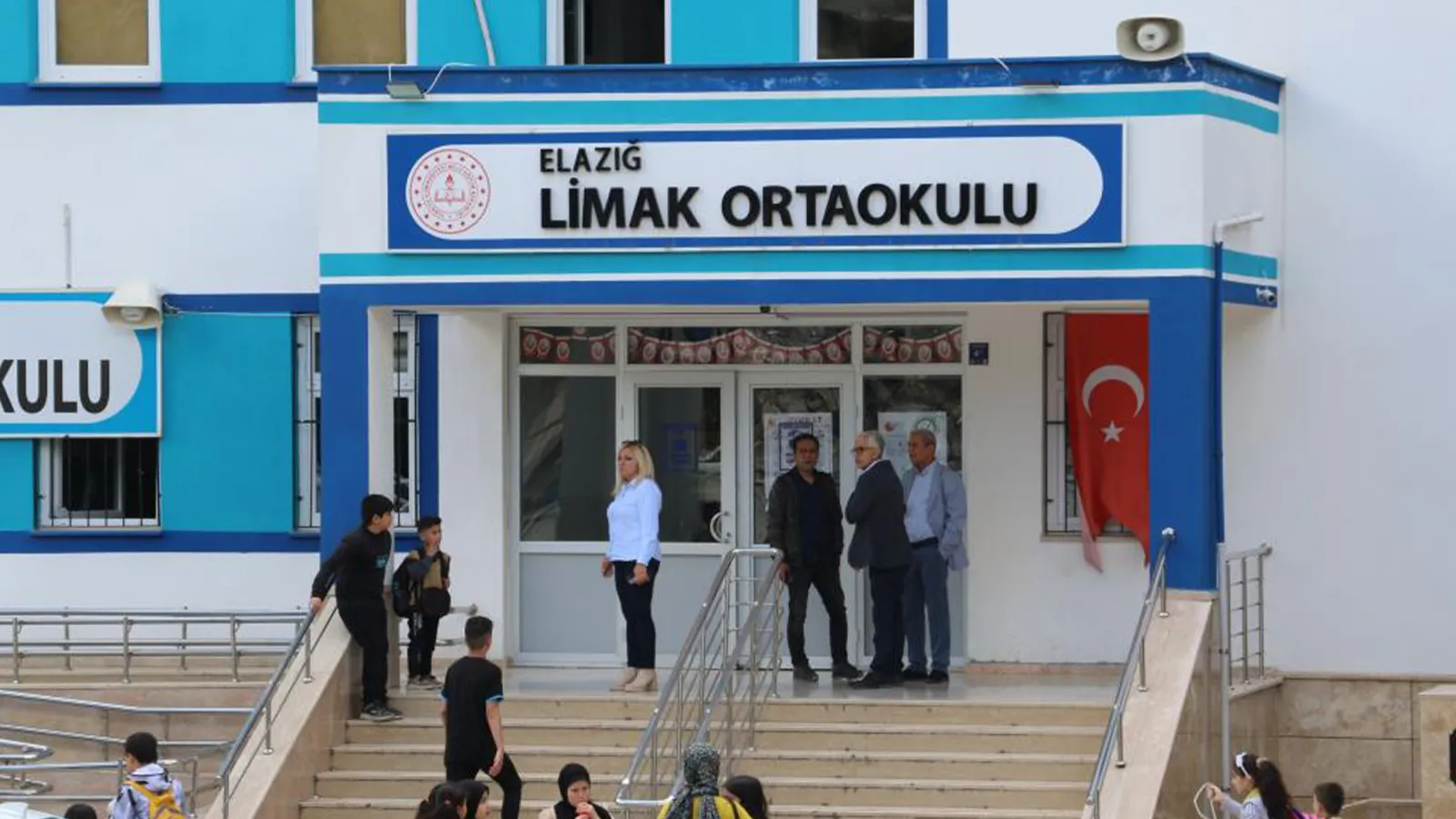 8. sınıf öğrencisi, öğretmenini bıçakladı 1 Elazığ'da kopya çekerken yakalanan 8.sınıf öğrencisi, öğretmenini bıçakladı. A.K.’nin sağlık durumunun iyi olduğu öğrenilirken, A.B. gözaltına alındı.