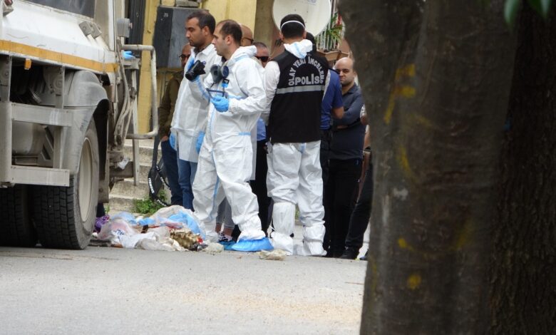 İddiaya göre, bir vatandaş sabah saatlerinde çöp konteynerine çöp attığı sırada parçalara ayrılmış ceset olduğunu gördü.