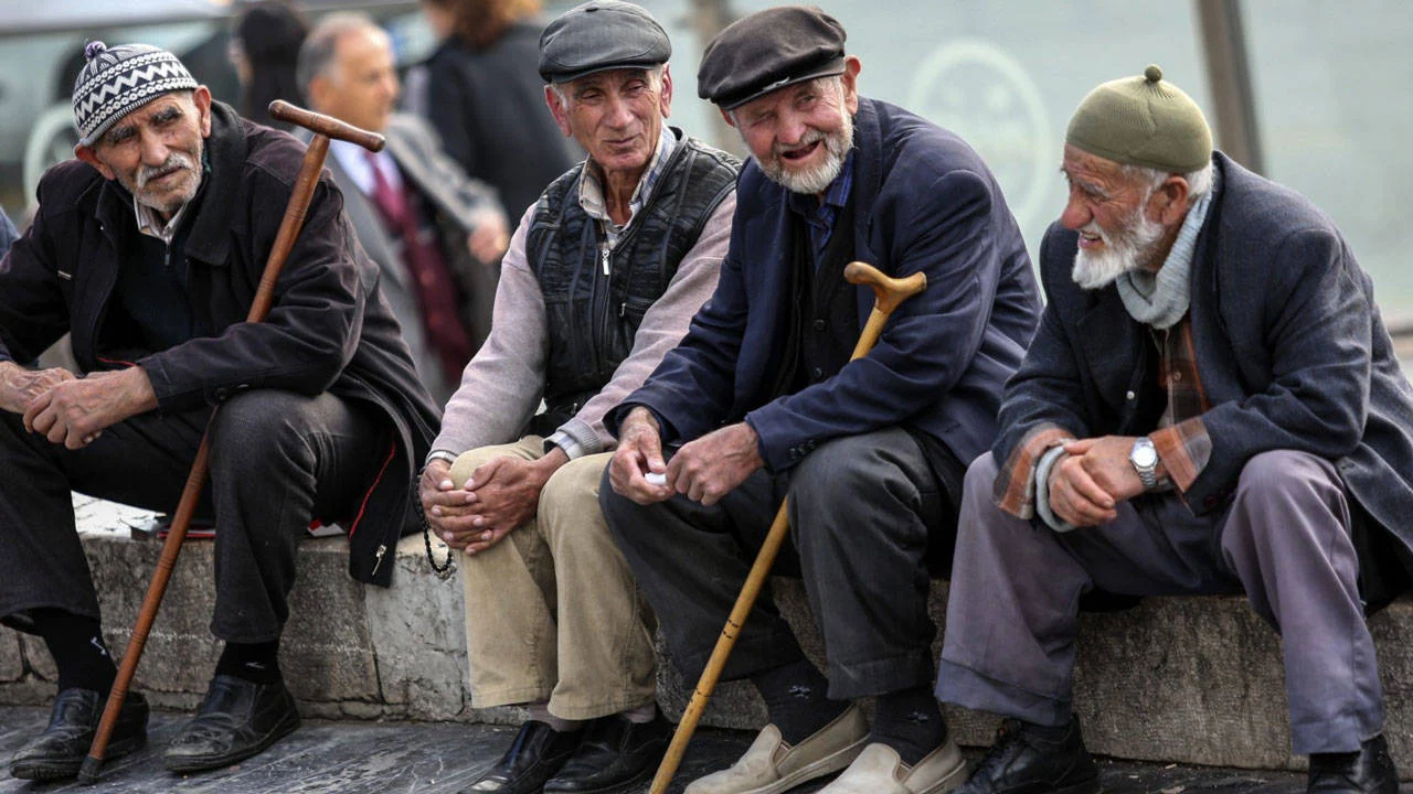 Kamu kurum ve kuruluşlarına ait sosyal tesislerde emeklilere yıl sonuna kadar yüzde 15 indirim uygulanacak.