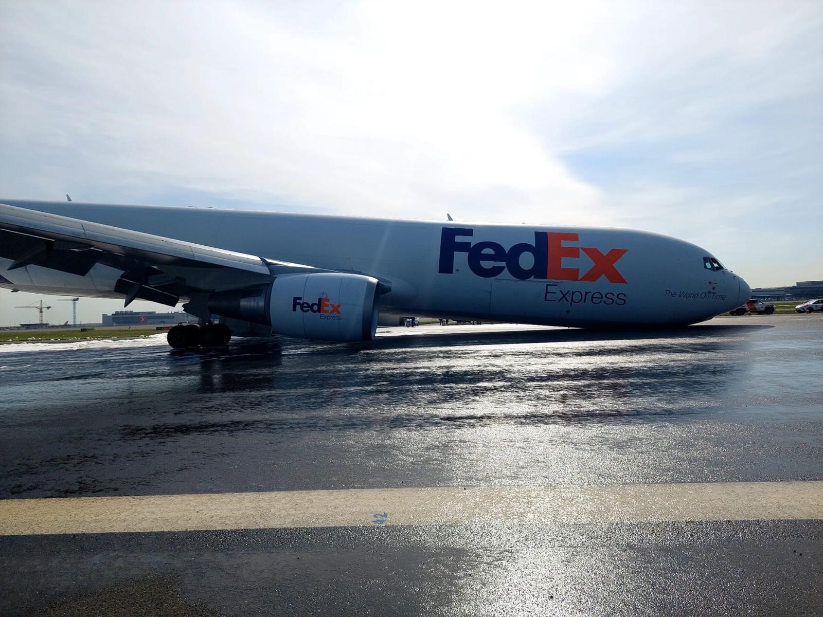 İstanbul Havalimanı'nda,Fedex Havayollarına ait Boeing 763 tipi bir kargo uçağı övde üzerine iniş yaptı.