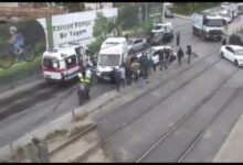 Bahçelievler’de tramvay yolundan dönüş yapan otomobile tramvay çarptı. Kazada yaralanan otomobildeki 2 kişi, ambulanslarla hastaneye kaldırıldı.