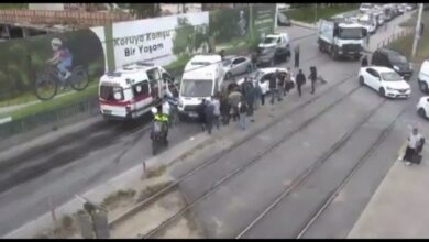 Bahçelievler’de tramvay yolundan dönüş yapan otomobile tramvay çarptı. Kazada yaralanan otomobildeki 2 kişi, ambulanslarla hastaneye kaldırıldı.