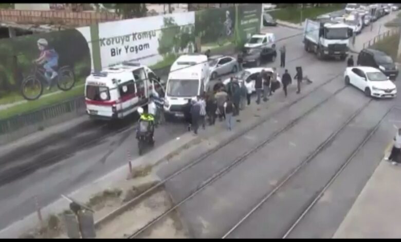 Bahçelievler’de tramvay yolundan dönüş yapan otomobile tramvay çarptı. Kazada yaralanan otomobildeki 2 kişi, ambulanslarla hastaneye kaldırıldı.