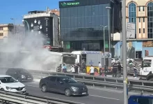 Beşyol durağında metrobüs yangını yaşandı. Yangının yaşandığı metrobüsten yolcular hızla çıkarılırken ekipler yangına hızla müdehale etti.
