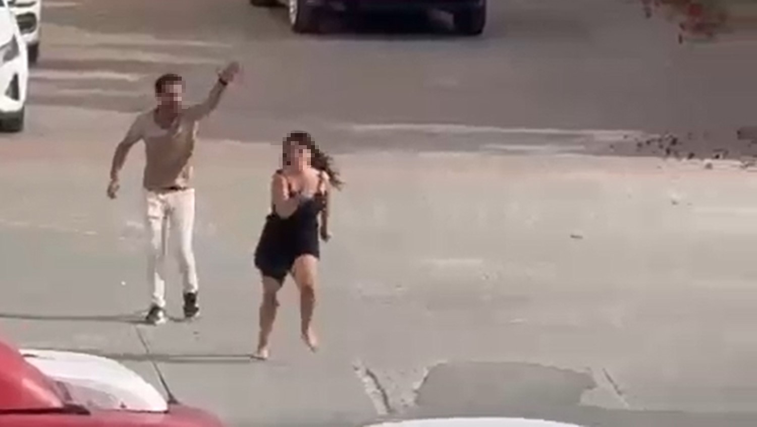 Kuşadası'nda bir garip olay 1 Aydın Kuşadası'nda bir kadın yol ortasında yaptığı ilginç hareketlerle dikkatleri üzerine çekti. Yaşanan olaya ise bir anlam verilemedi.