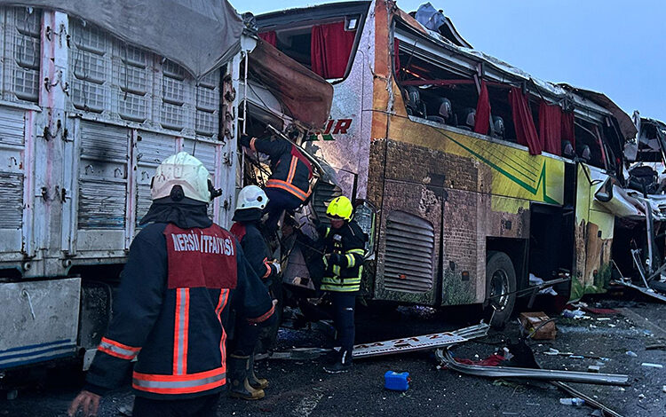 Mersin'de 4 aracın karıştığı zincirleme trafik kazasında 10 kişi yaşamını yitirdi, 30 kişi ise yaralandı.