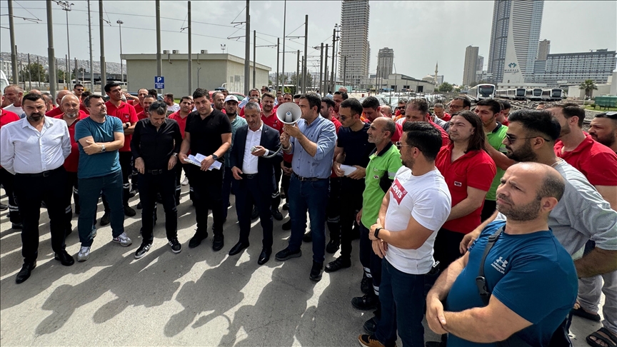 Metro çalışanlarından sakal bırakma eylemi 1 İzmir'de metro çalışanları 23 Mayıs Perşembe gününden itibaren sakal bırakma ve sivil kıyafet giyme eylemi yapmaya karar verdi.