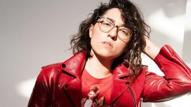 Şarkıcı Kalben gözaltına alındı 8 İstanbul'da düzenlenen operasyonda evinde uyuşturucu ele geçirilen şarkıcı Kalben Sağdıç, gözaltına alındı.