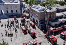 İstanbul'un simge mekanlarından olan Mısır Çarşısı'nda yangın çıktı. Ekipler yangını büyümeden hızla söndürdü.
