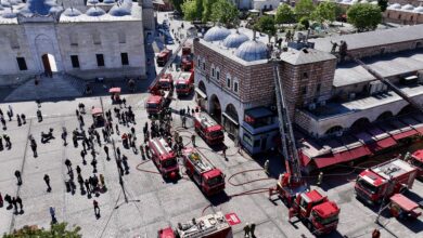 İstanbul'un simge mekanlarından olan Mısır Çarşısı'nda yangın çıktı. Ekipler yangını büyümeden hızla söndürdü.