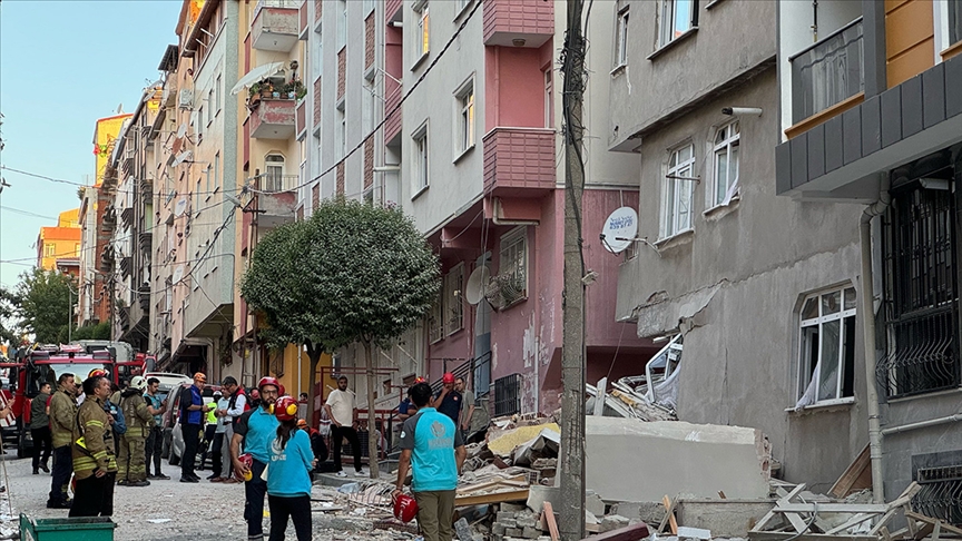 Bahçelievler'de bina çöktü 1 İstanbul Bahçelievler'de 4 katlı bir bina çöktü. Yapılan açıklamada ölen, yaralanan ya da enkazda kalan kimsenin bulunmadığı belirtildi.