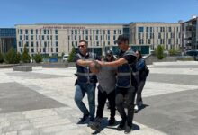 Kayseri'de kendini Mesih olarak ilan eden bir kişi Atatürk Anıtı'na baltayla saldırdı.