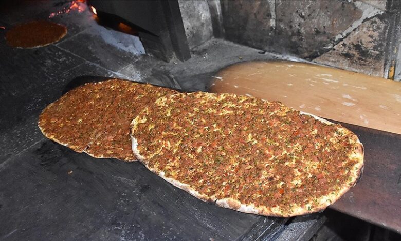 Her sene olduğu gibi bu yıl da Bodrum’da lahmacun fiyatları konuşulmaya başladı. Özel plajlardaki fiyatlar ise cep yakmaya başladı.