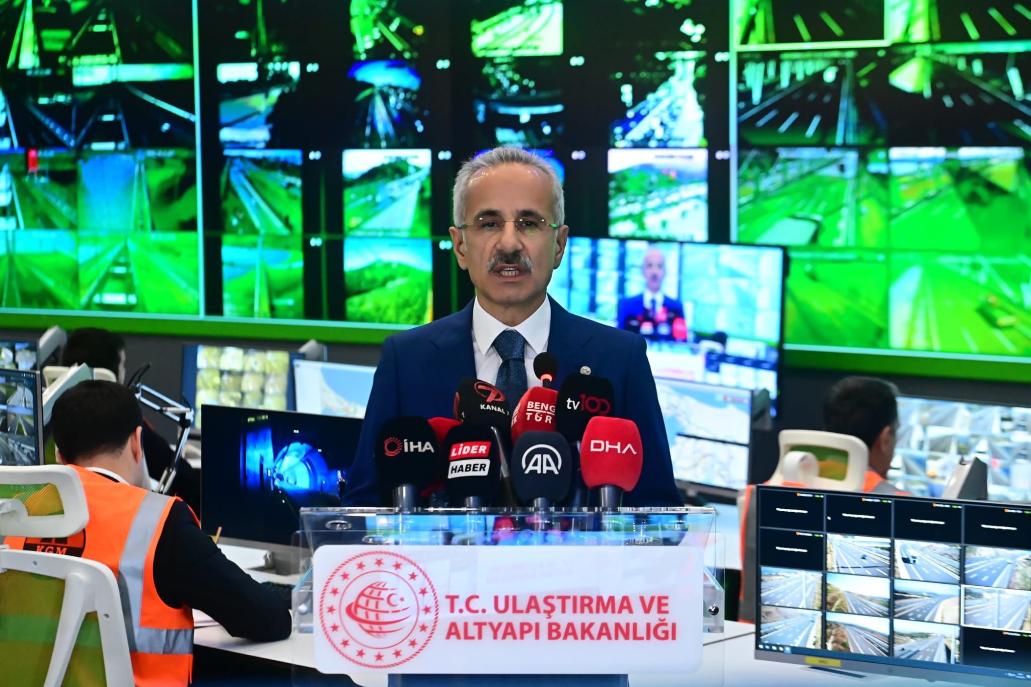 İşte bayramda ücretsiz olacak o yollar 1 Ulaştırma ve Altyapı Bakanı Abdulkadir Uraloğlu, Kurban Bayramı'nda ücretsiz olacak yolları açıkladı.