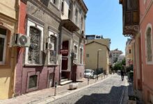 İzmir'de 12 ve 14 yaşında iki çocuk otel odasında ölü bulundu. Çocukların gıda zehirlenmesi sebebiyle yaşamlarını yitirmiş olabileceği iddia edildi.