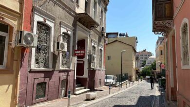 İzmir'de çocuklar gıda zehirlenmesinden mi öldü? 8 İzmir'de 12 ve 14 yaşında iki çocuk otel odasında ölü bulundu. Çocukların gıda zehirlenmesi sebebiyle yaşamlarını yitirmiş olabileceği iddia edildi.