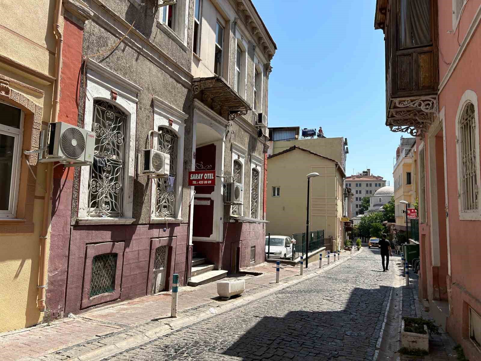 İzmir'de 12 ve 14 yaşında iki çocuk otel odasında ölü bulundu. Çocukların gıda zehirlenmesi sebebiyle yaşamlarını yitirmiş olabileceği iddia edildi.