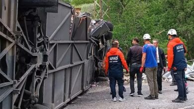 Katliam gibi kaza! Yolcu otobüsüyle kamyon çarpıştı 11 Bitlis-Van kara yolunda yolcu otobüsü ile kamyonun çarpıştı. Kazada 2 kişi hayatını kaybetti, 30 kişi yaralandı.