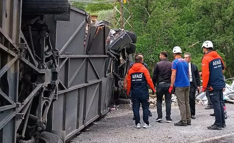 Bitlis-Van kara yolunda yolcu otobüsü ile kamyonun çarpıştı. Kazada 2 kişi hayatını kaybetti, 30 kişi yaralandı.