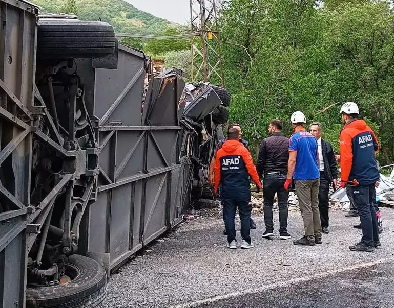 Katliam gibi kaza! Yolcu otobüsüyle kamyon çarpıştı 1 Bitlis-Van kara yolunda yolcu otobüsü ile kamyonun çarpıştı. Kazada 2 kişi hayatını kaybetti, 30 kişi yaralandı.