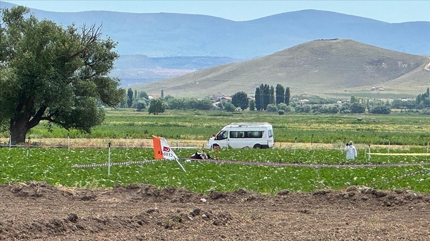 Kayseri'de eğitim uçağı düştü! 1 Kayseri'de kaza kırıma uğrayan eğitim uçağı düştü. Yaşanan kaza sebebiyle iki pilot şehit oldu.