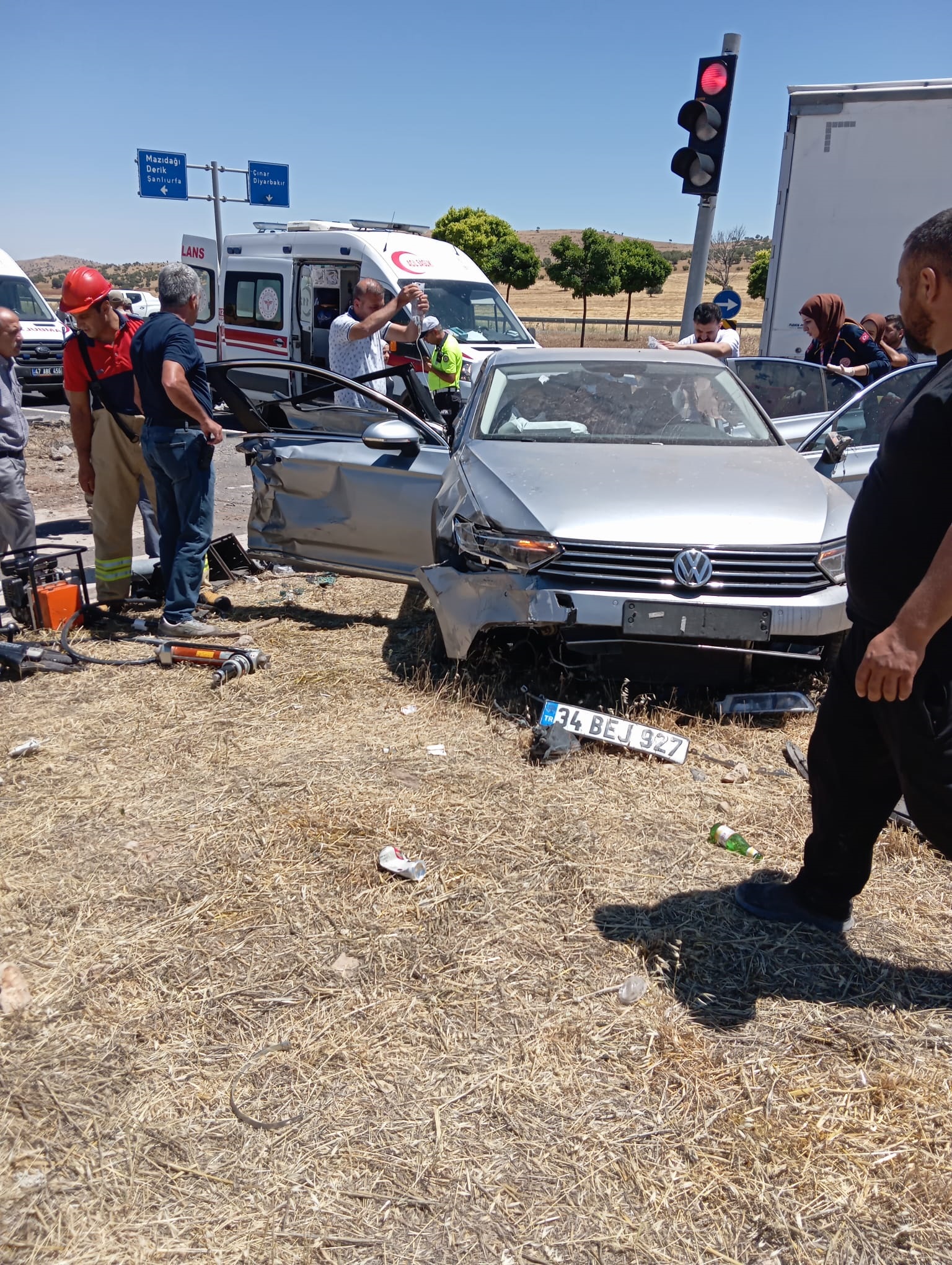 Mardin'de feci kaza: 6 yaralı 1 Mardin’de TIR ile otomobilin çarpıştığı kazada 6 kişi yaralandı. Hastaneye kaldırılan yaralılardan birinin durumunun ağır olduğu öğrenildi.