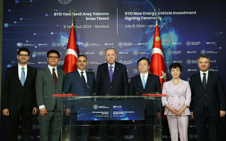 Elektrikli araç üreticisi Çinli BYD, Türkiye'ye yaklaşık 1 milyar dolarlık yatırım yapacak..