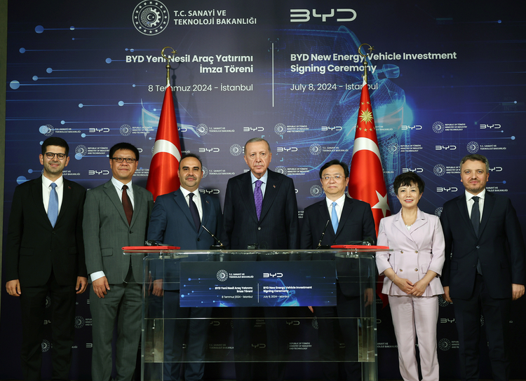 Çinli BYD, Türkiye'ye yatırım yapacak 1 Elektrikli araç üreticisi Çinli BYD, Türkiye'ye yaklaşık 1 milyar dolarlık yatırım yapacak..