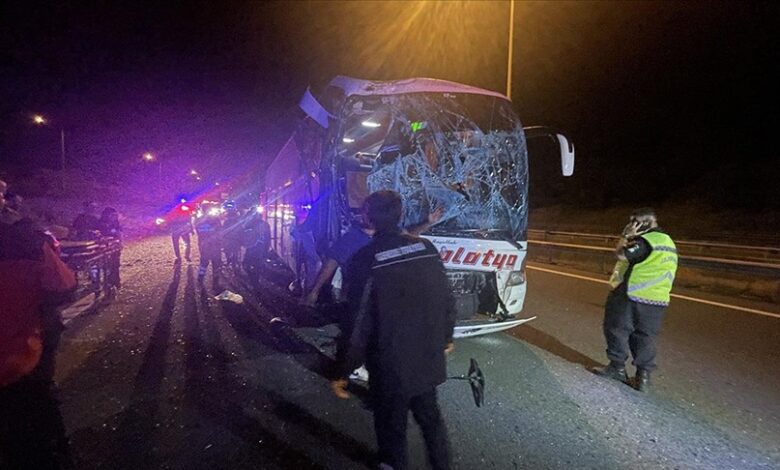 iki yolcu otobusu carpisti 15 yarali